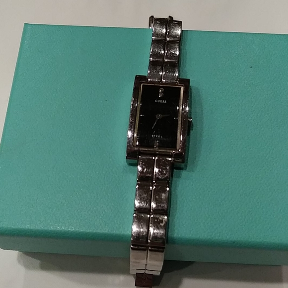 Guess ladies watch water resistant - Picture 3 of 6